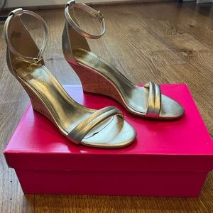 NEW IN BOX Lilly Pulitzer Jenna CorkWedge Gold Metallic leather Sandel Size 7